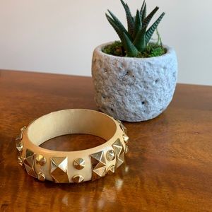 SORRELLI Mimi collection bright gold plated pyramid stud cuff bracelet ✨